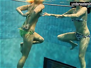 2 sexy amateurs displaying their figures off under water